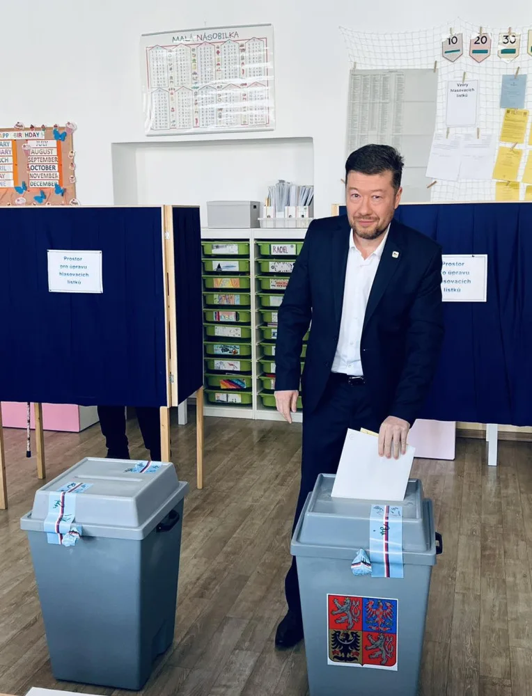 Odvoleno, radoval se Okamura. Omylem dal hlas TOP 09