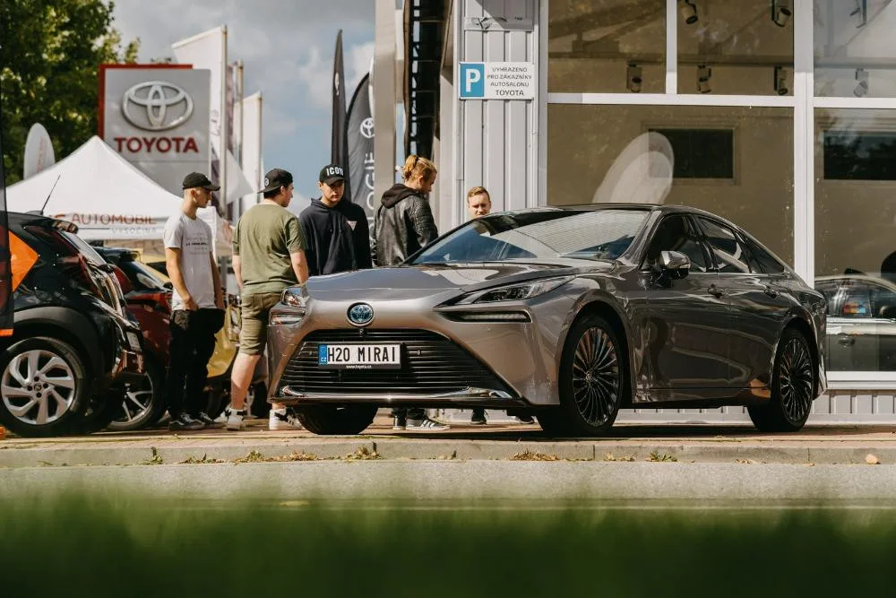 V Jihlavě lidé poprvé otestovali vodíkové auto, jízdu v něm si vyzkoušely desítky zájemců