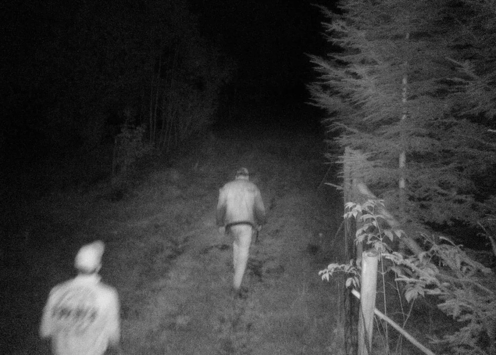 Někdo se vloupal do myslivecké chaty, policie hledá dva muže na fotkách. Nevíte, o koho jde?