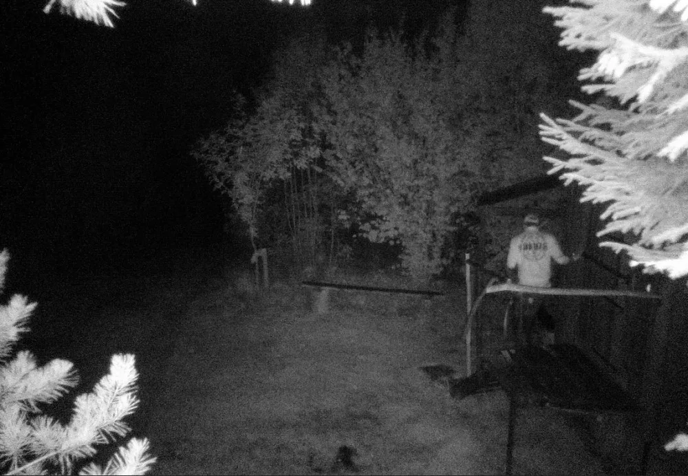 Někdo se vloupal do myslivecké chaty, policie hledá dva muže na fotkách. Nevíte, o koho jde?