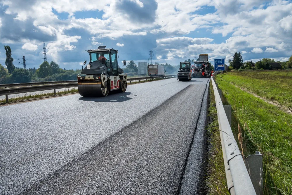 Fotografie z pokládky obrusné vrstvy probíhající v minulém týdnu