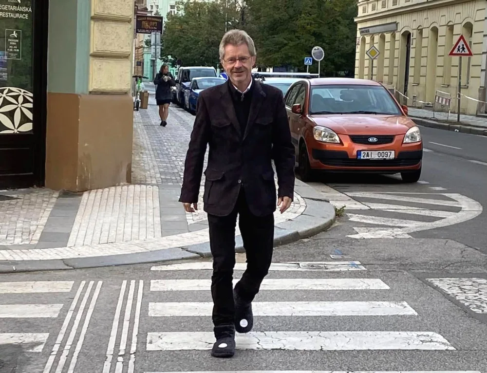 Předseda Senátu Miloš Vystrčil se také dnes zapojil do Papučového dne