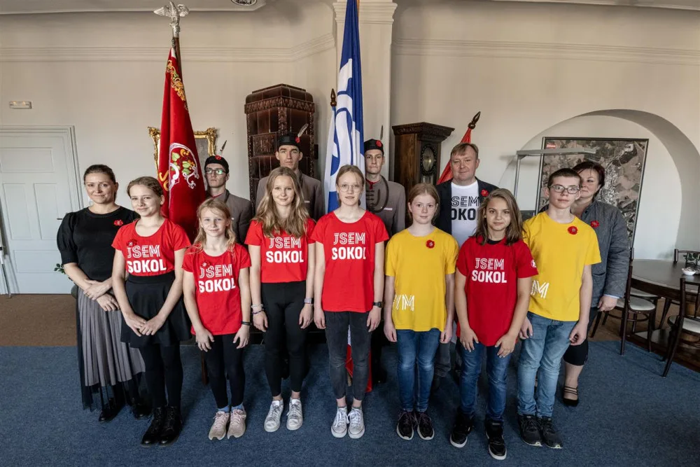 Na jihlavské radnici zavlála sokolská vlajka, připomíná teror proti organizaci během druhé světové války