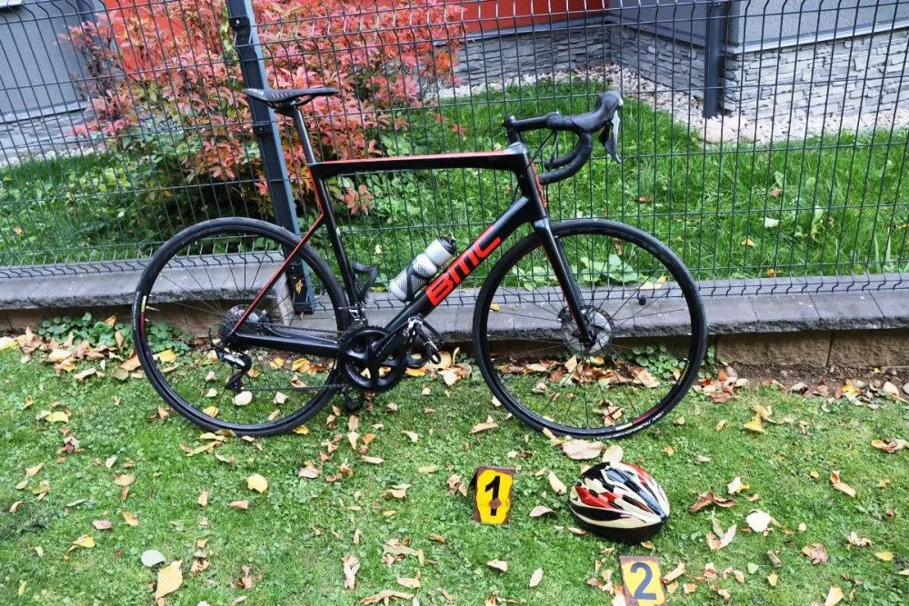 Řidič srazil cyklistu a odjel, k nehodě letěl vrtulník. Policie hledá důležité svědky tohoto incidentu