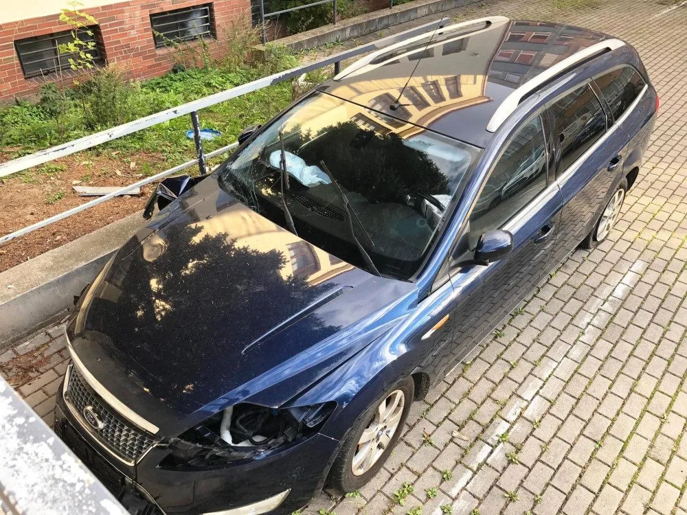 Ilustrační foto, zjevně nepojízdné auto nedaleko centra Jihlavy