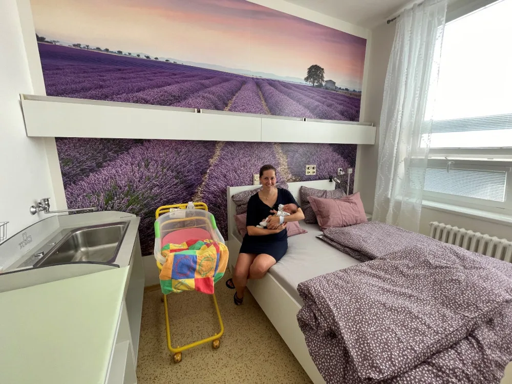 Skoro jako v hotelu. Novopečení rodiče v jihlavské porodnici mohou využít nový rodinný pokoj