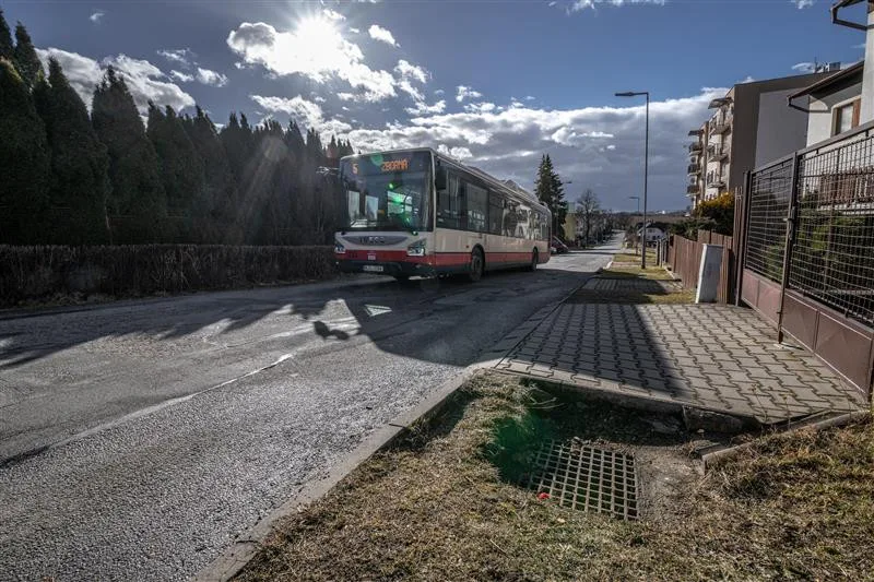 Chodci v Jihlavě na Smrčenské ulici se dočkají nového chodníku a osvětlení. Přibude i retenční nádrž