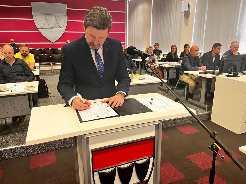 Staronový starosta Pavel Pacal během podpisu slibu