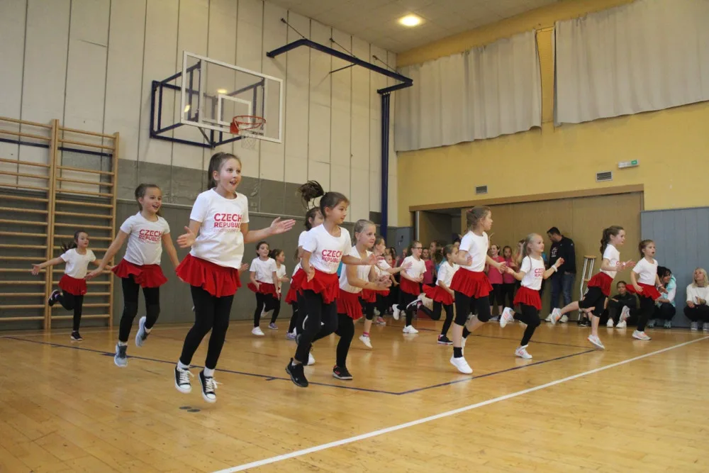 ZŠ Seifertova oslavila 50 let. Nechybělo divadlo, tanec a výuka se soudružkou učitelkou