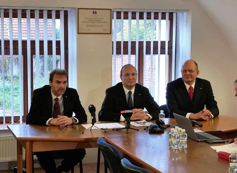 Zleva Radek Popelka (ANO), Petr Ryška (ODS) a Martin Laštovička (KDU - ČSL)