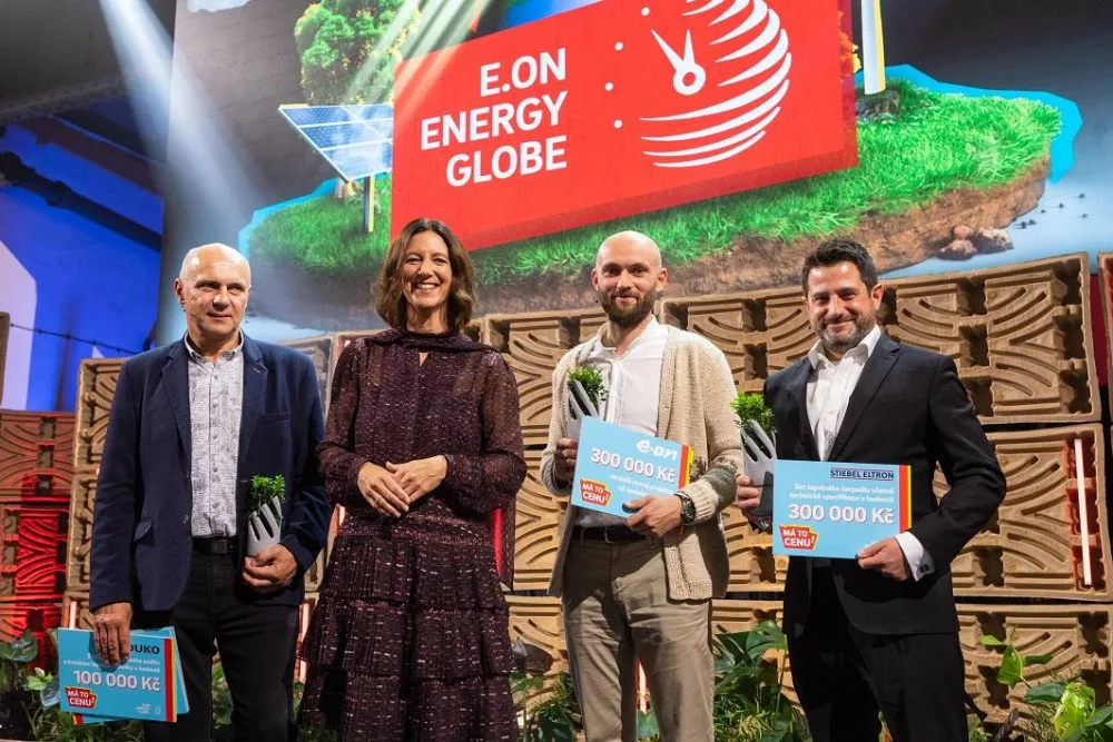 Generální ředitelka E.ON Claudie Viohl se třemi oceněnými. Zleva stojí Milan Kazda (Obec Kněžice), David Minařík (MYCO) a Daniel Frejvald (Wienerberger)