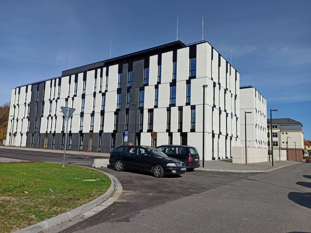 Nové zázemí pro krajské úředníky je téměř hotové, pracuje se na interiéru. Stěhovat se budou na jaře