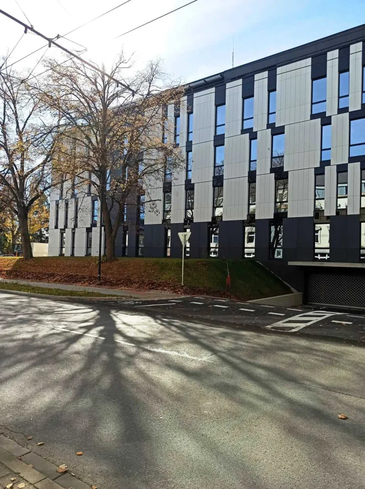 Nové zázemí pro krajské úředníky je téměř hotové, pracuje se na interiéru. Stěhovat se budou na jaře