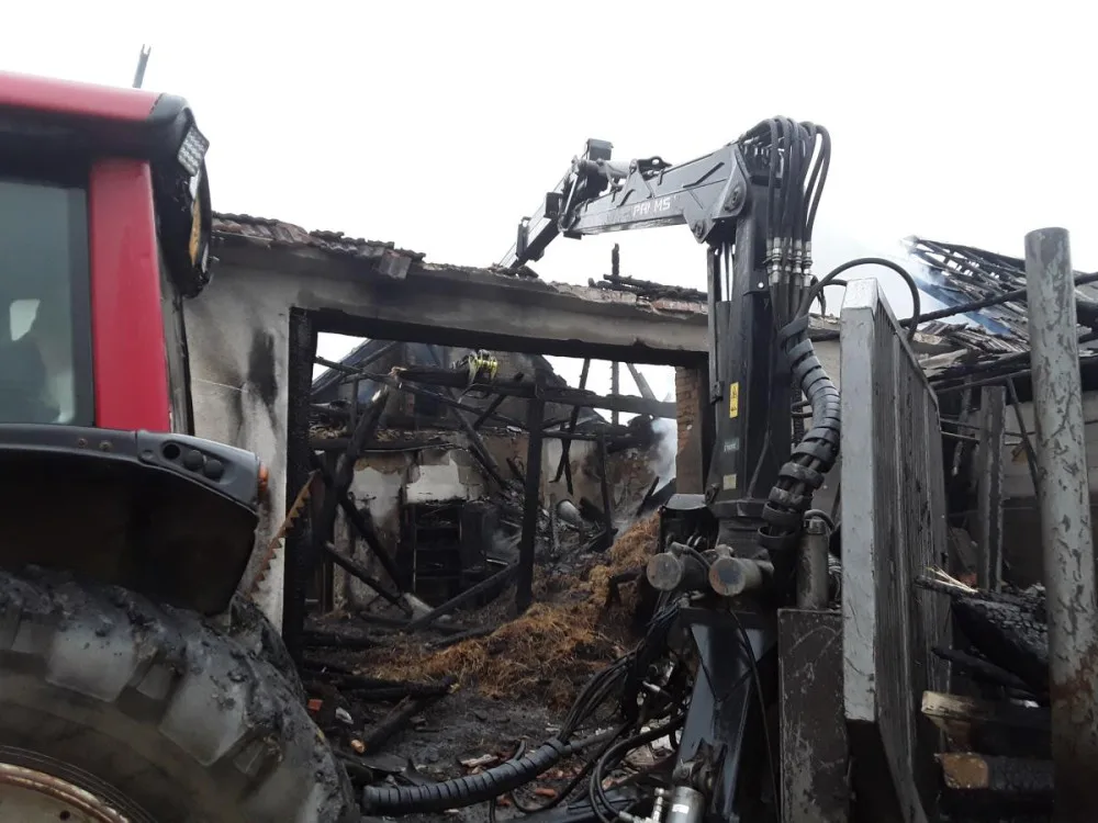 FOTO: Požár v Jemnici za 5 milionů. Plameny zasáhly hospodářské stavení, rodinný dům i auto