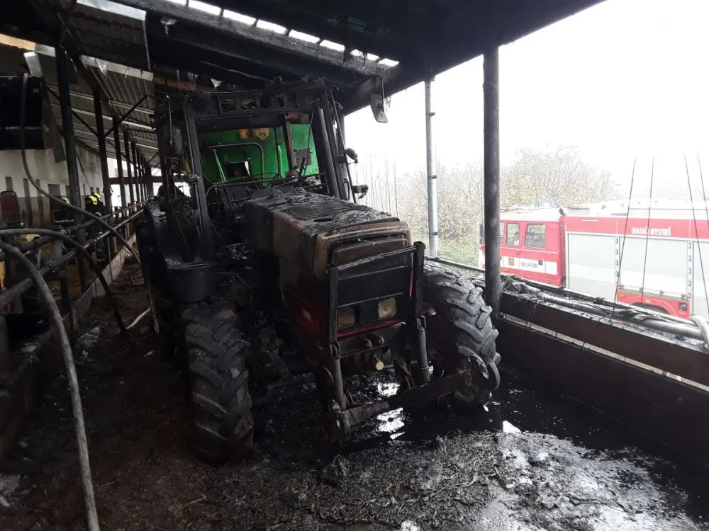 Deset jednotek hasilo hořící traktor. Škoda se dostala skoro na milion korun