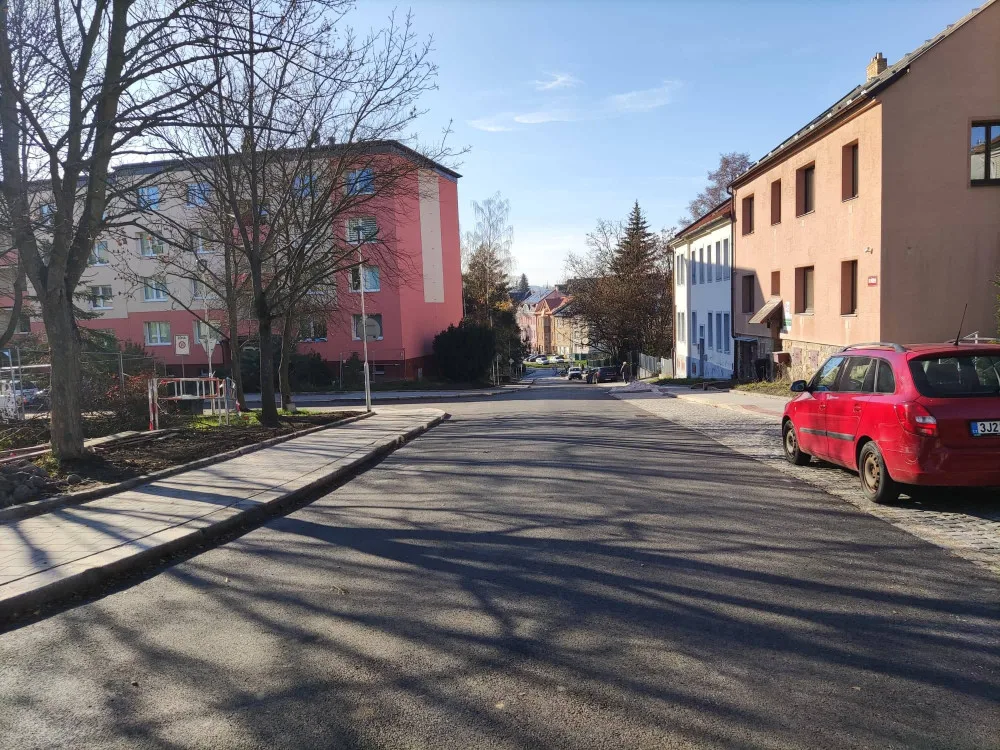 Místo kostek hladký asfalt. Ulice Pod Příkopem po osmi měsících opět slouží motoristům