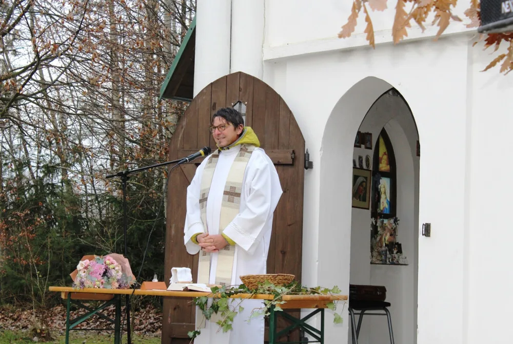 Lidé se modlili za předčasně narozené děti. Spojují nás podobné osudy, říká stavitel kaple u Antonínova Dolu