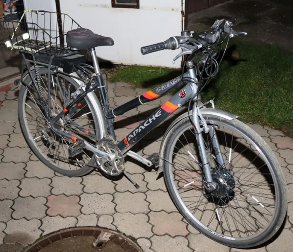 Řidič v autě při předjíždění srazil ženu na elektrokole, ta se zranila. Policie hledá svědky