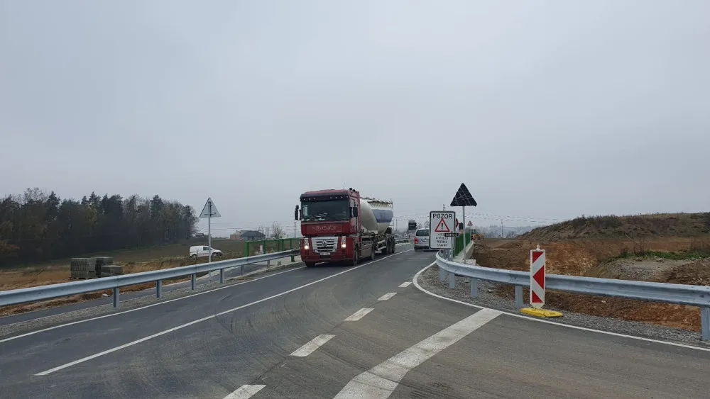 ŘSD pokračuje ve výstavbě ochvatu Brodu, otevřel se další most. Podívejte se, jak to na místě vypadá