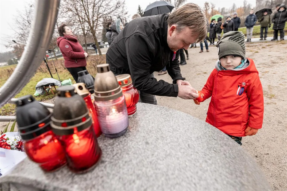 V hlavní roli trikolóra. Desítky Jihlavanů si "u klíčů" připomněly události 17. listopadu