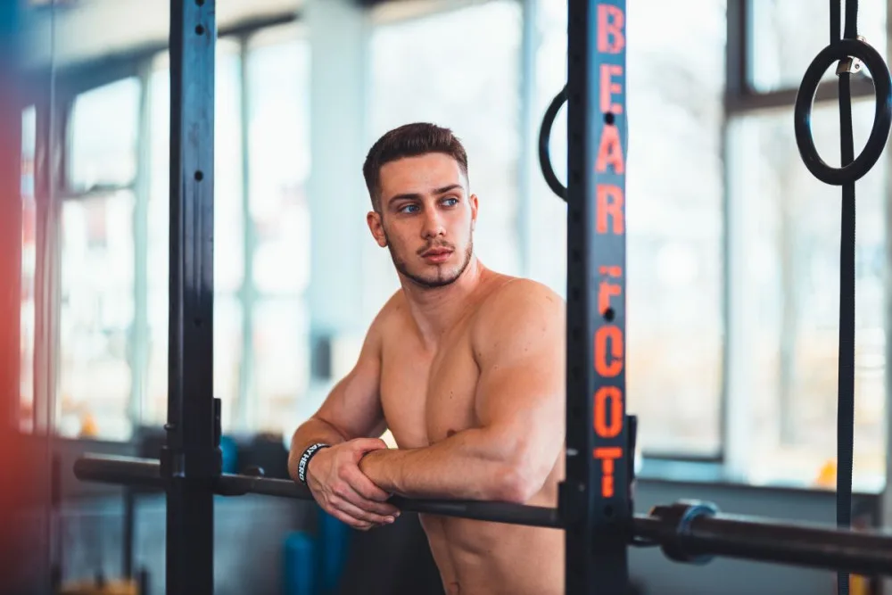 Martin Kašiar se věnuje naplno sportu a otužování.