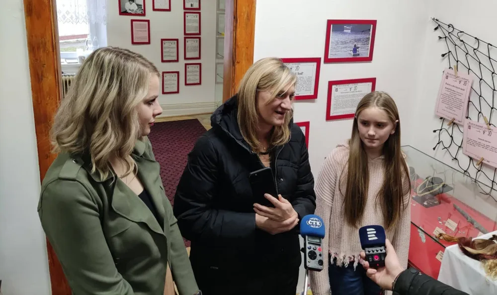Z dlouhovlásky na mikádo. Devítiletá Róza z Jihlavy se stala rekordmankou, už počtvrté darovala vlasy na dobročinné účely