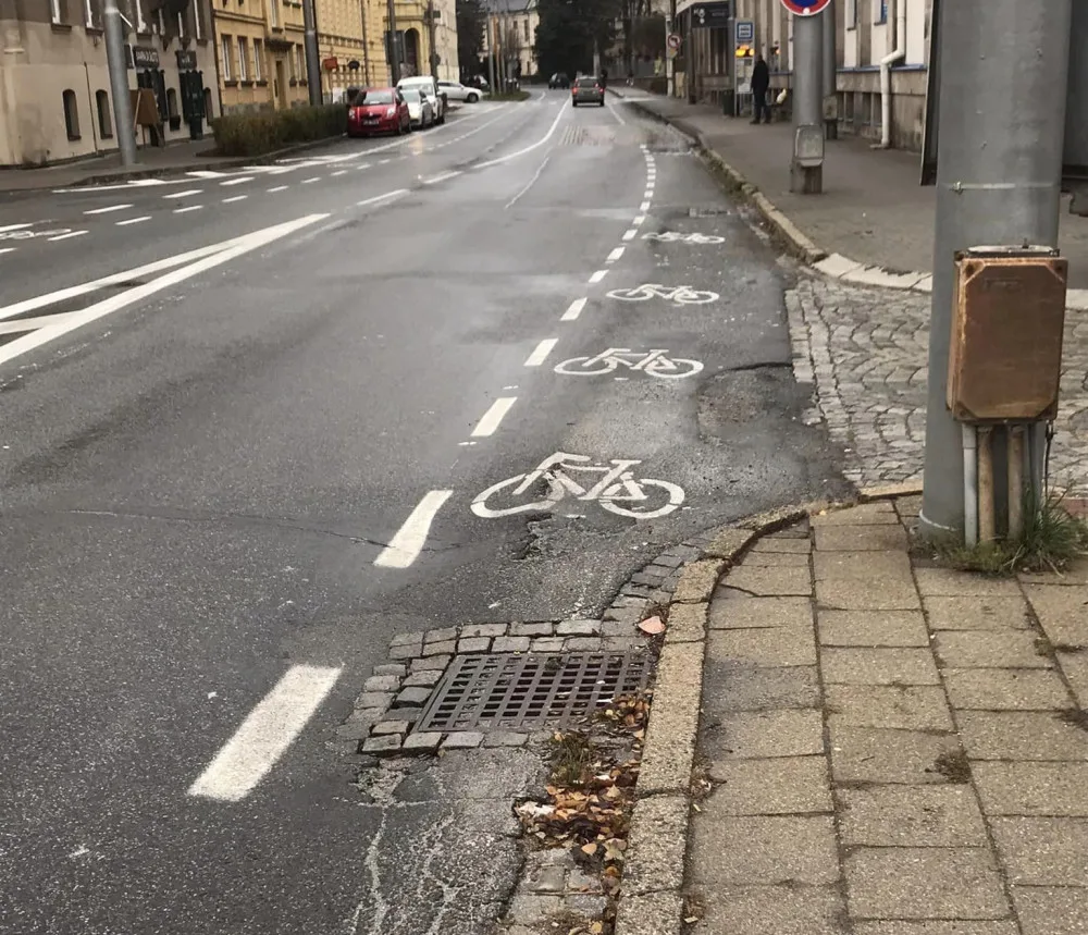Nové cyklopruhy v Tolstého ulici nadále budí vášně. Za úpravami si stojíme, budeme pokračovat v dalších ulicích, říká město