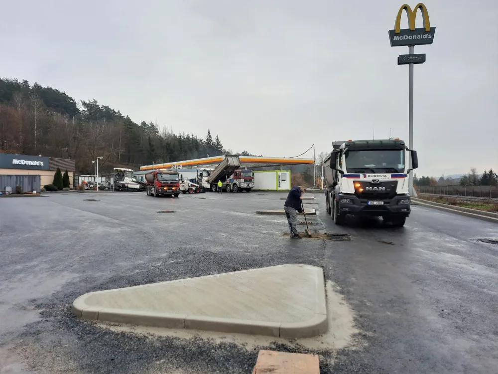 FOTO: Poslední dodělávky a je hotovo. V pondělí se po opravě otevře odpočívka u Velkého Meziříčí