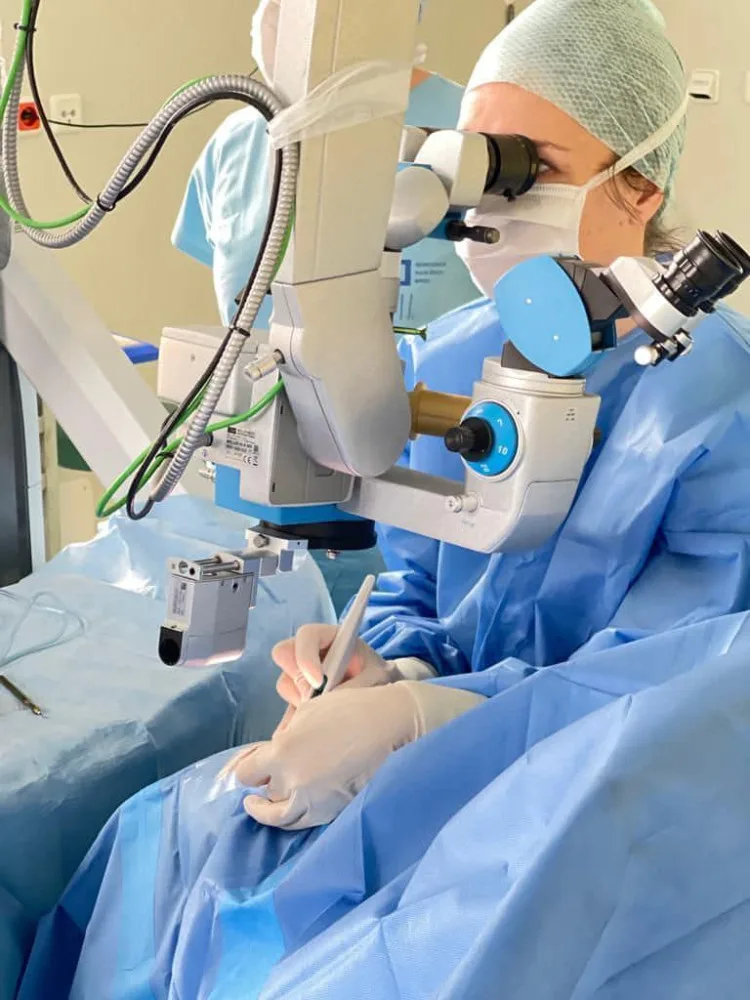 Lékaři v Brodě mají za sebou unikátní operaci. Ženě se zeleným zákalem pomůže speciální implantát
