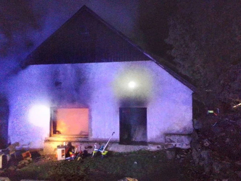 Ve Staré Říši hořel rodinný dům. Jeho obyvatelé skončili v péči lékařů