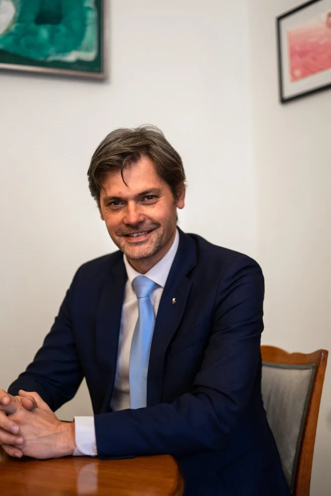 Jsem pro omezení kampaní. Kandidáti by měli být více v ulicích, říká senátor Marek Hilšer