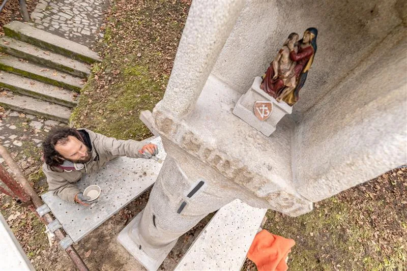 Jánský kopeček nově zdobí zrekonstruovaná boží muka. Světit se budou za týden