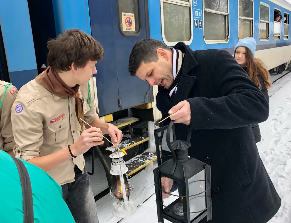 FOTO: Skauti dnes rozdávali Betlémské světlo. Plamínek se bude v týdnu rozdávat i na jihlavském náměstí