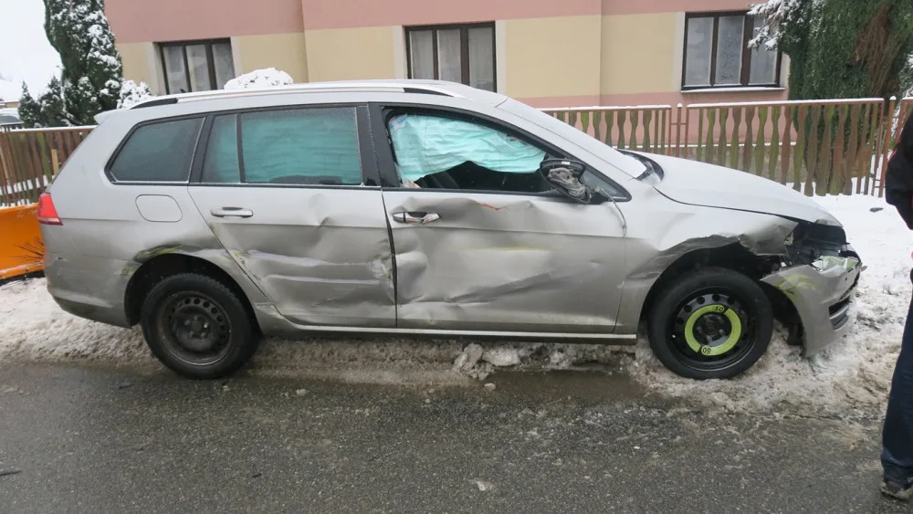 Dopravní nehoda osobního auta a vozidla zimní údržby v Polné
