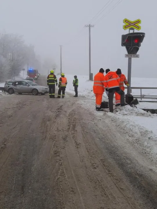 Řidič v autě vjel na blikající přejezd, tam se srazil s vlakem. Naštěstí se nikdo nezranil