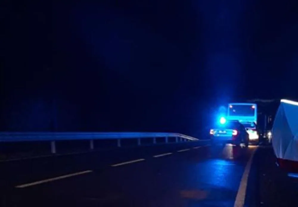 Tragický střet autobusu se dvěma chodci: Policie hledá řidiče v bílém autě, který předjížděl