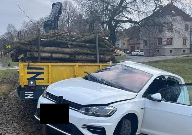 Trať Krahulov -Třebíč stojí kvůli střetu drezíny s autem. Dva lidé se zranili