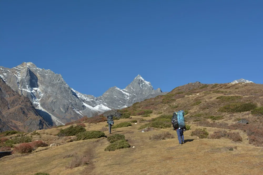 SAMA V NEPÁLU: Výš, skokem nad čtyři tisíce metrů a Cho Oyu střídá Mount Everest