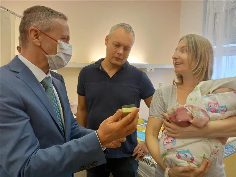 FOTO: Finanční dar použijeme na houpátko a plínky, říkají rodiče Adélky, prvního letošního miminka Vysočiny