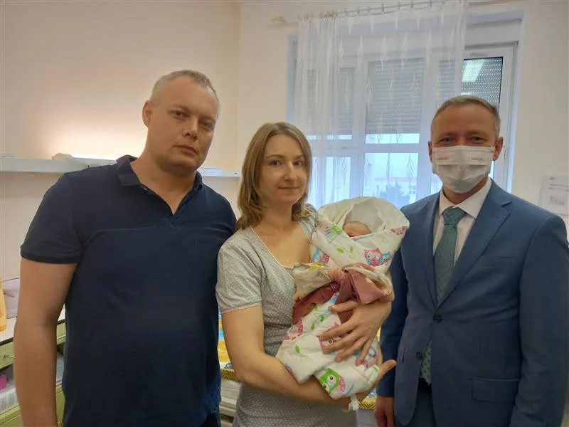 FOTO: Finanční dar použijeme na houpátko a plínky, říkají rodiče Adélky, prvního letošního miminka Vysočiny