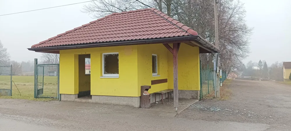 Silvestrovské dozvuky. Vandal poškodil zastávku v Puklicích, hledá ho policie