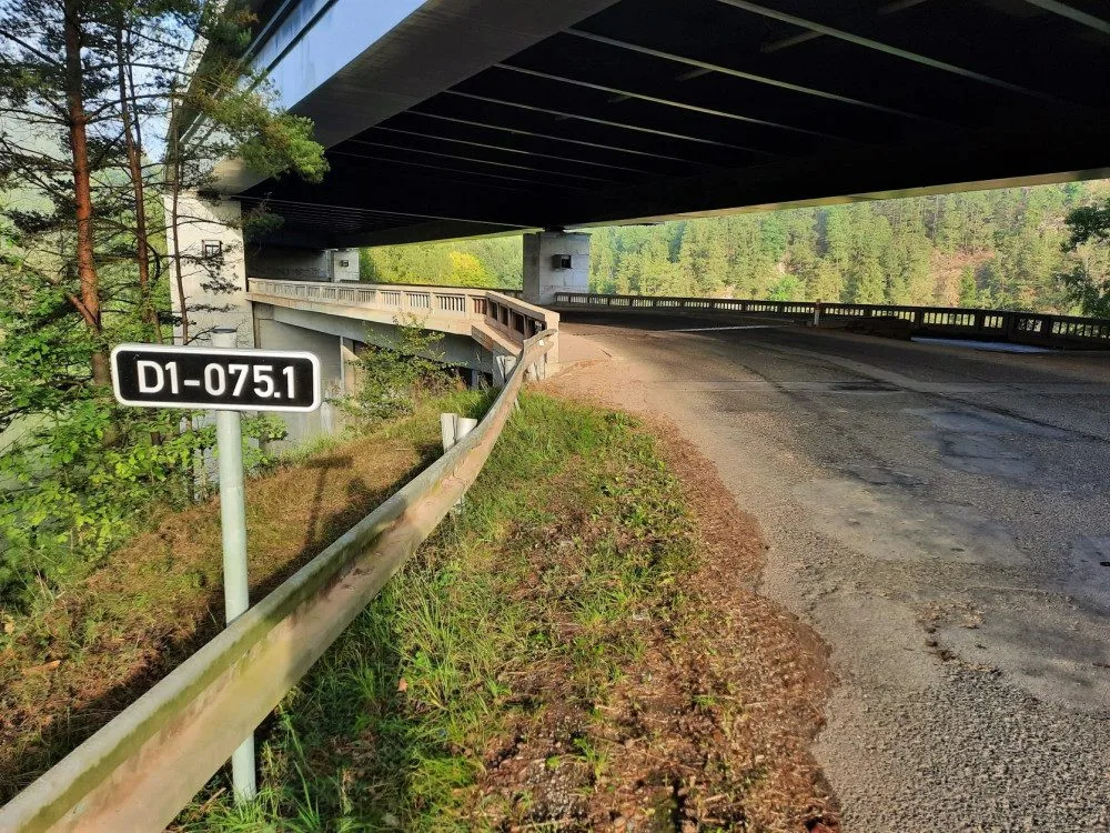 FOTO: Památný most u Vojslavic, nad nímž vede D1, čeká oprava. Stát bude skoro 90 milionů korun