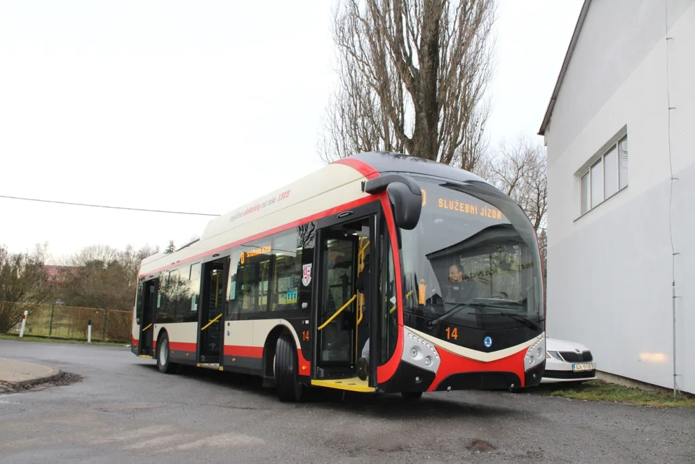 Testovací jízda po nové trati v Jihlavě. Trolejbus lidově shodí klacky za pár vteřin