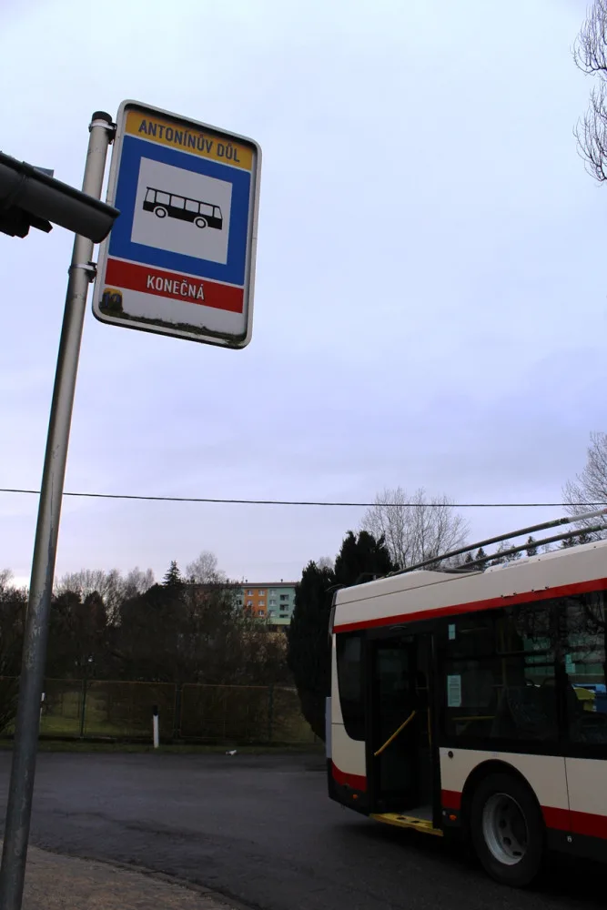 Testovací jízda po nové trati v Jihlavě. Trolejbus lidově shodí klacky za pár vteřin