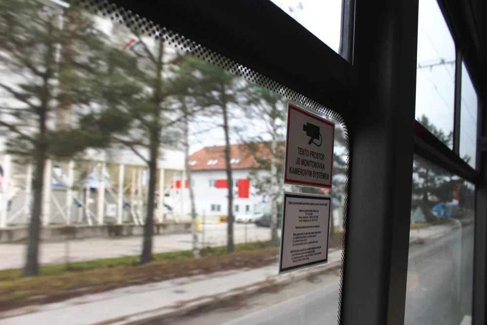 Testovací jízda po nové trati v Jihlavě. Trolejbus lidově shodí klacky za pár vteřin