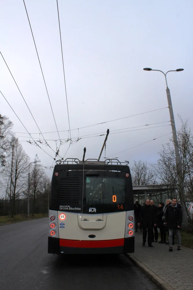Testovací jízda po nové trati v Jihlavě. Trolejbus lidově shodí klacky za pár vteřin