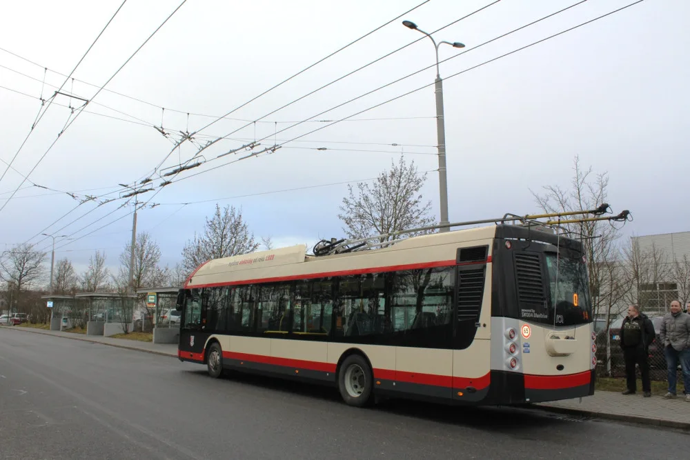Testovací jízda po nové trati v Jihlavě. Trolejbus lidově shodí klacky za pár vteřin