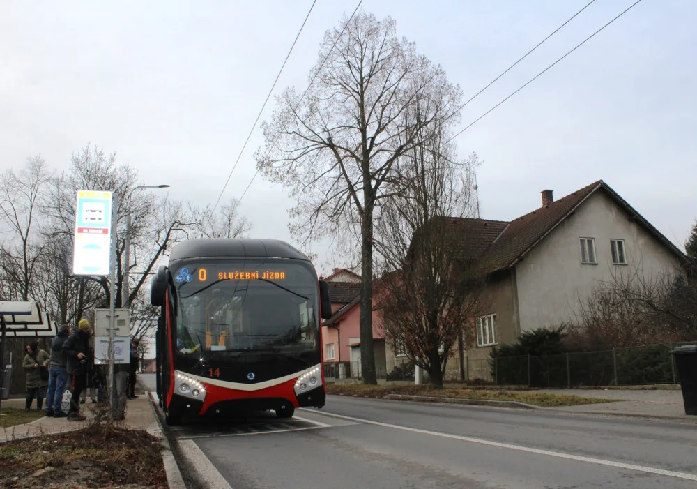 Testovací jízda po nové trati v Jihlavě. Trolejbus lidově shodí klacky za pár vteřin