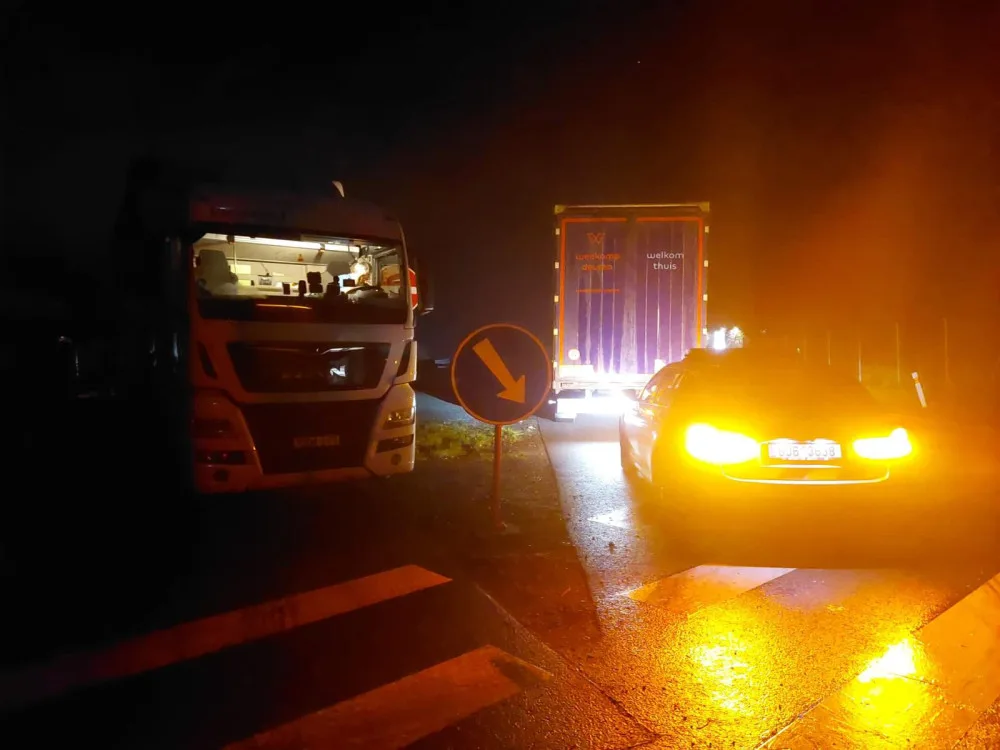 Kontroly na D1. Policie ráno pokutovala řidiče kamionů, kteří parkovali tam, kde neměli