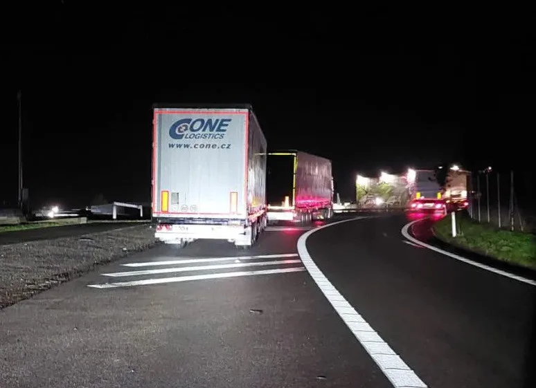 Kontroly na D1. Policie ráno pokutovala řidiče kamionů, kteří parkovali tam, kde neměli